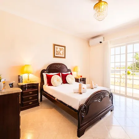 Villa In Albufeira Near Town Center