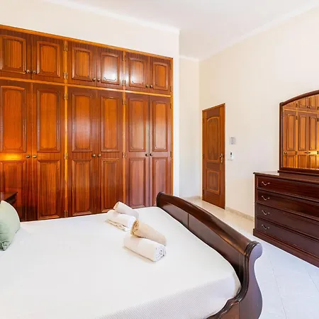 Villa In Albufeira Near Town Center